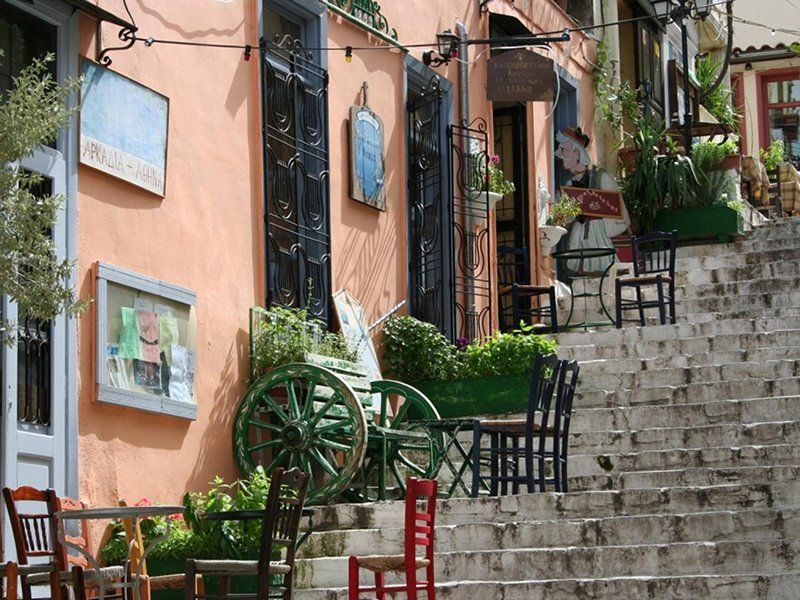 Plimbați-vă pe o stradă din Piața Plaka.