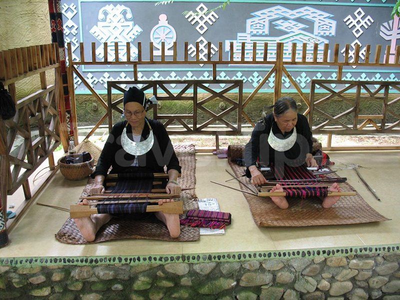 Excursion to the village of the Li and Miao people