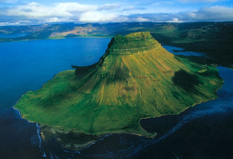 Muntele Kirkjufell, la poalele căruia se află orașul