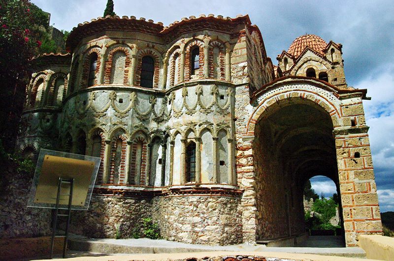 Рядом с Каламатой находятся древние города Спарта и Мистрас