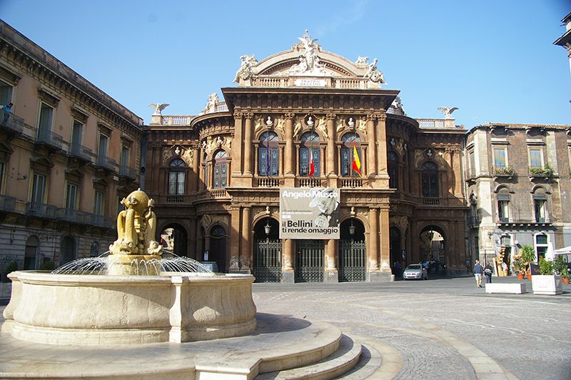 Piața Teatrului de Operă Vincenzo Bellini