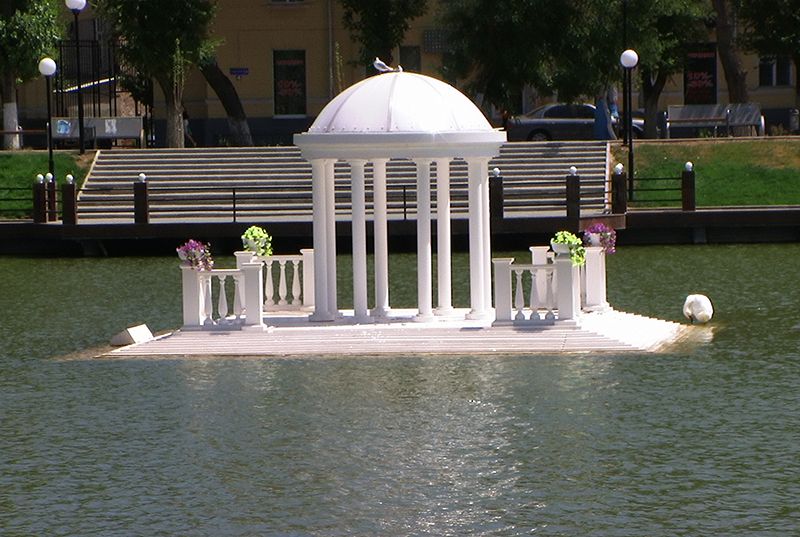 Swan House on Swan Lake