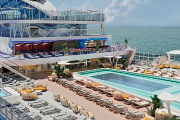 norwegianauraandnorwegianbella-pooldeck