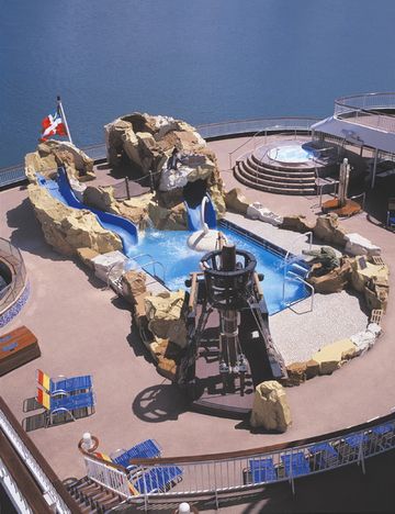 Zona H2O (Pool Area)