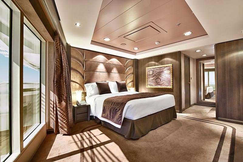 Сьют із вікном «Executive & Family YACHT CLUB SUTE» (45–53 м²)