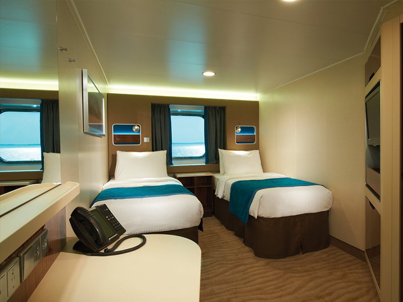 Cabină cu fereastră „Mid-Ship Oceanview Stateroom with Large Picture Window”