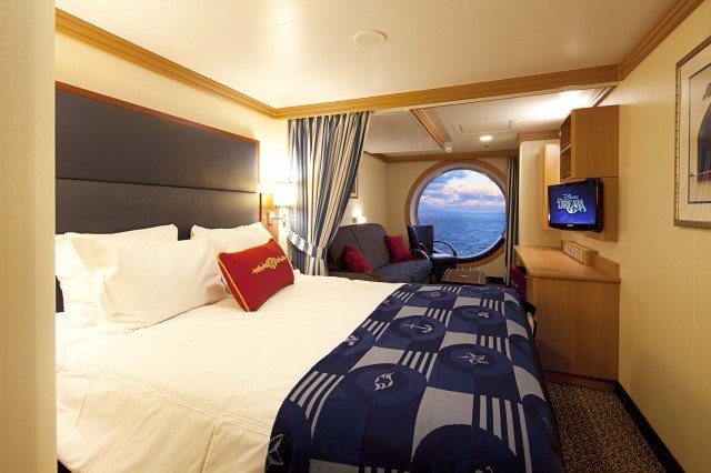 “Deluxe Oceanview Stateroom” cabin with a window