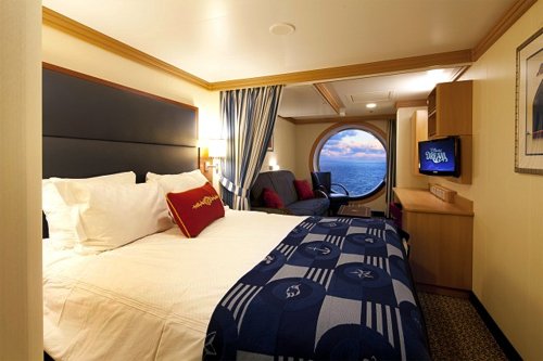 Cabin with window “Deluxe Family Oceanview Stateroom”