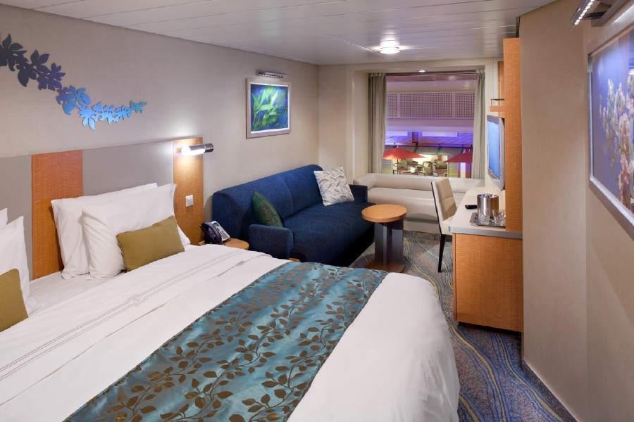 Каюта з балконом «Boardwalk View Stateroom with Balcony»