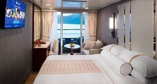 Каюта з балконом «Club Deluxe Veranda Stateroom»