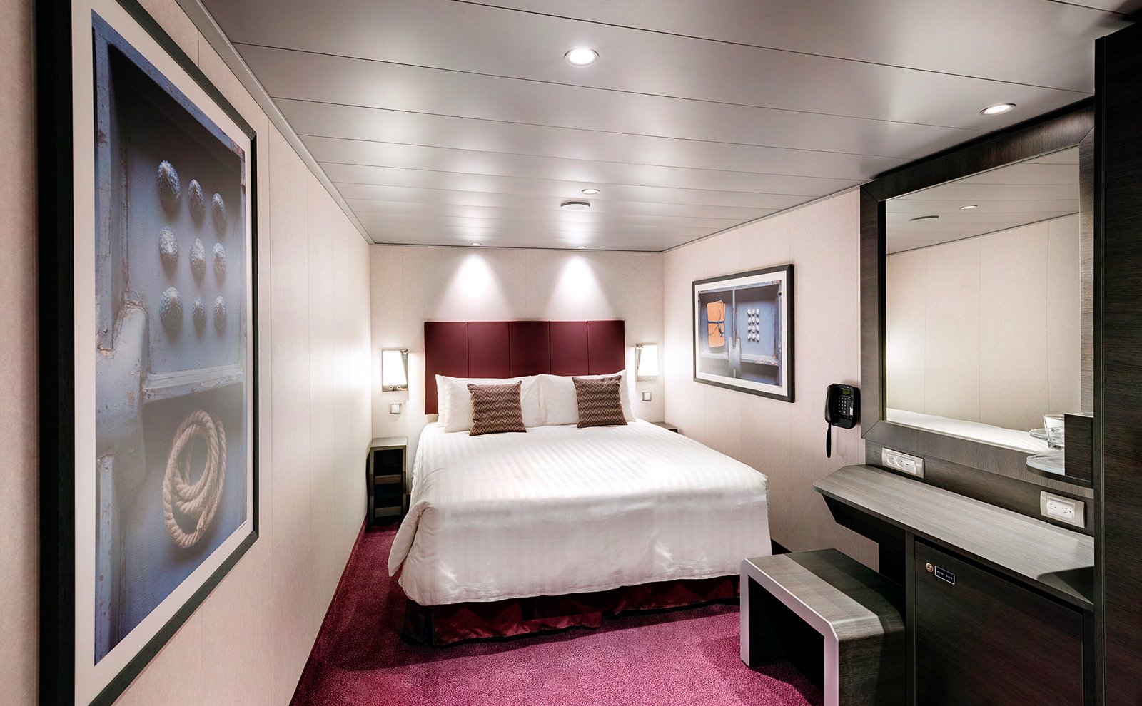 Inside cabin “FANTASTICA” 17 m² (Decks 11-14)